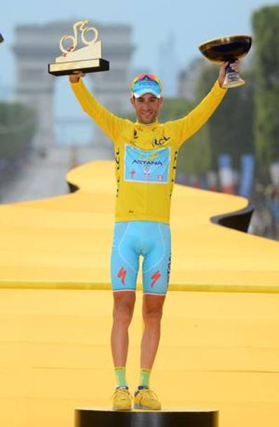 Sul gradino pi alto del podio. Il trionfo di Vincenzo Nibali al Tour de France, un trionfo tutto italiano. (foto LaPresse)